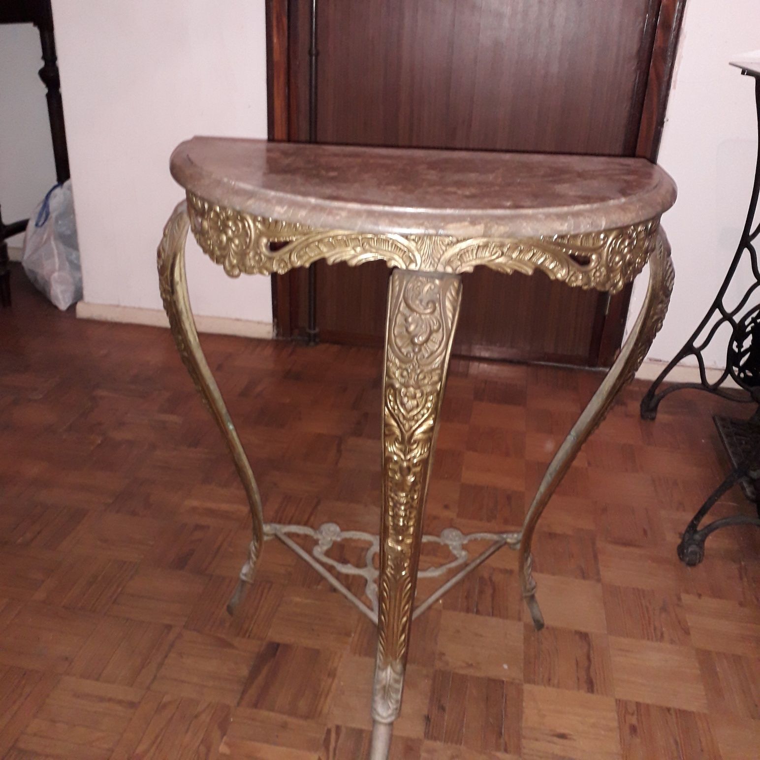 - Mesa de apoio  antiga tampo mármore séc XIX