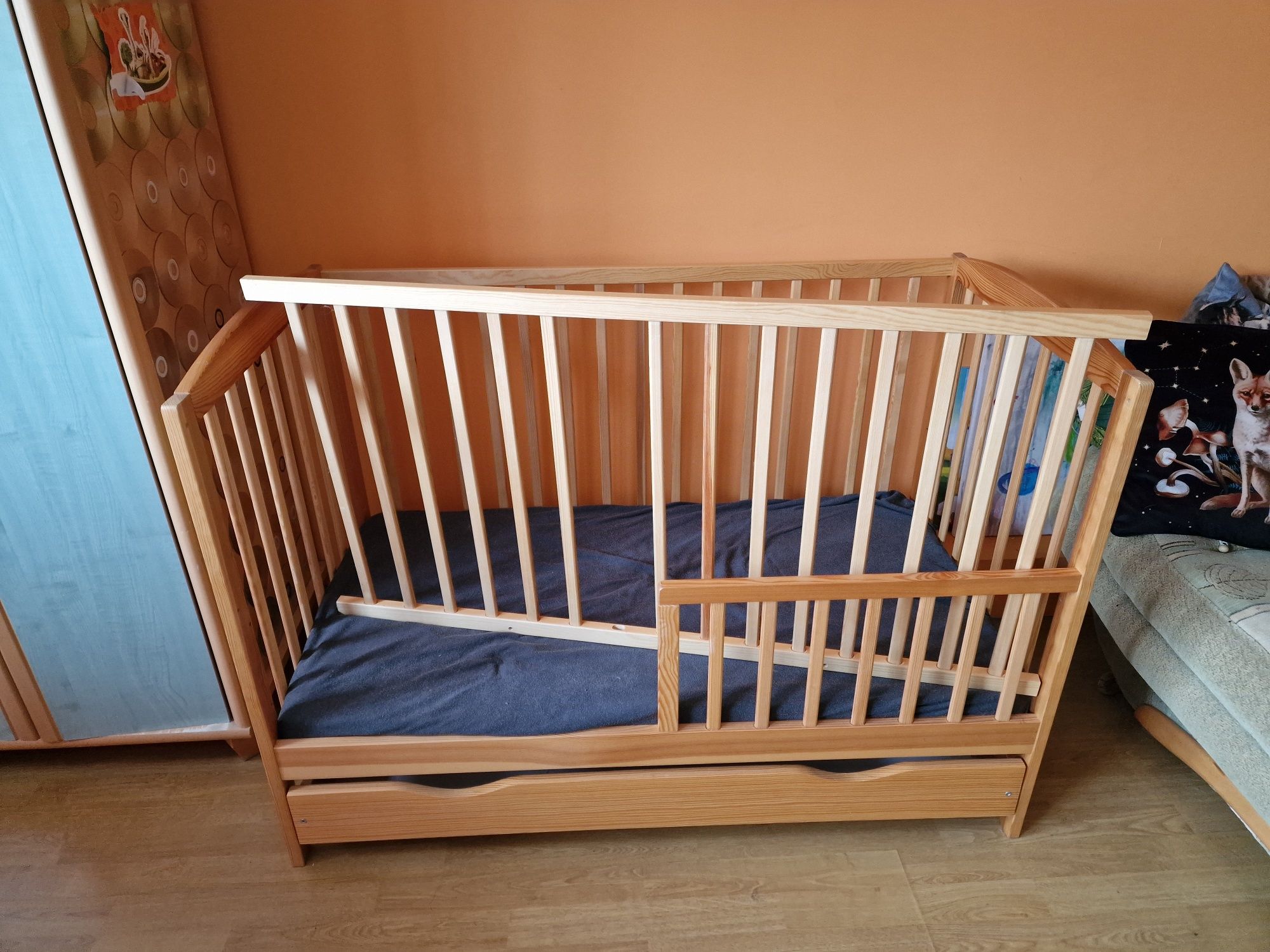 Łóżeczko drewniane sosnowe 120x60. 3 poziomy, materac, jak nowe