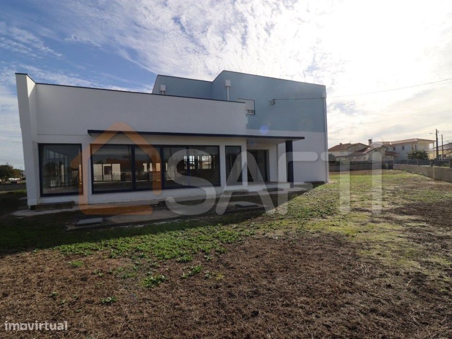 Moradia Independente Com Espaço Comercial - Tocha