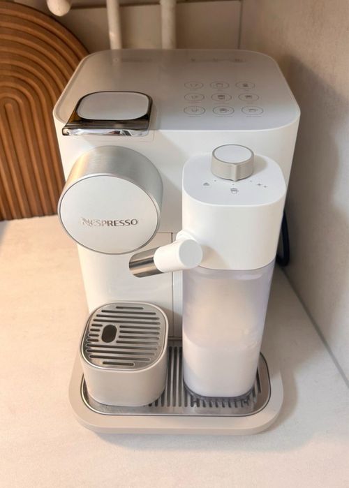 Капсульна кавомашина Nespresso De'Longhi  Lattissima