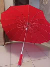 Duży czerwony parasol w ksztalcie serca