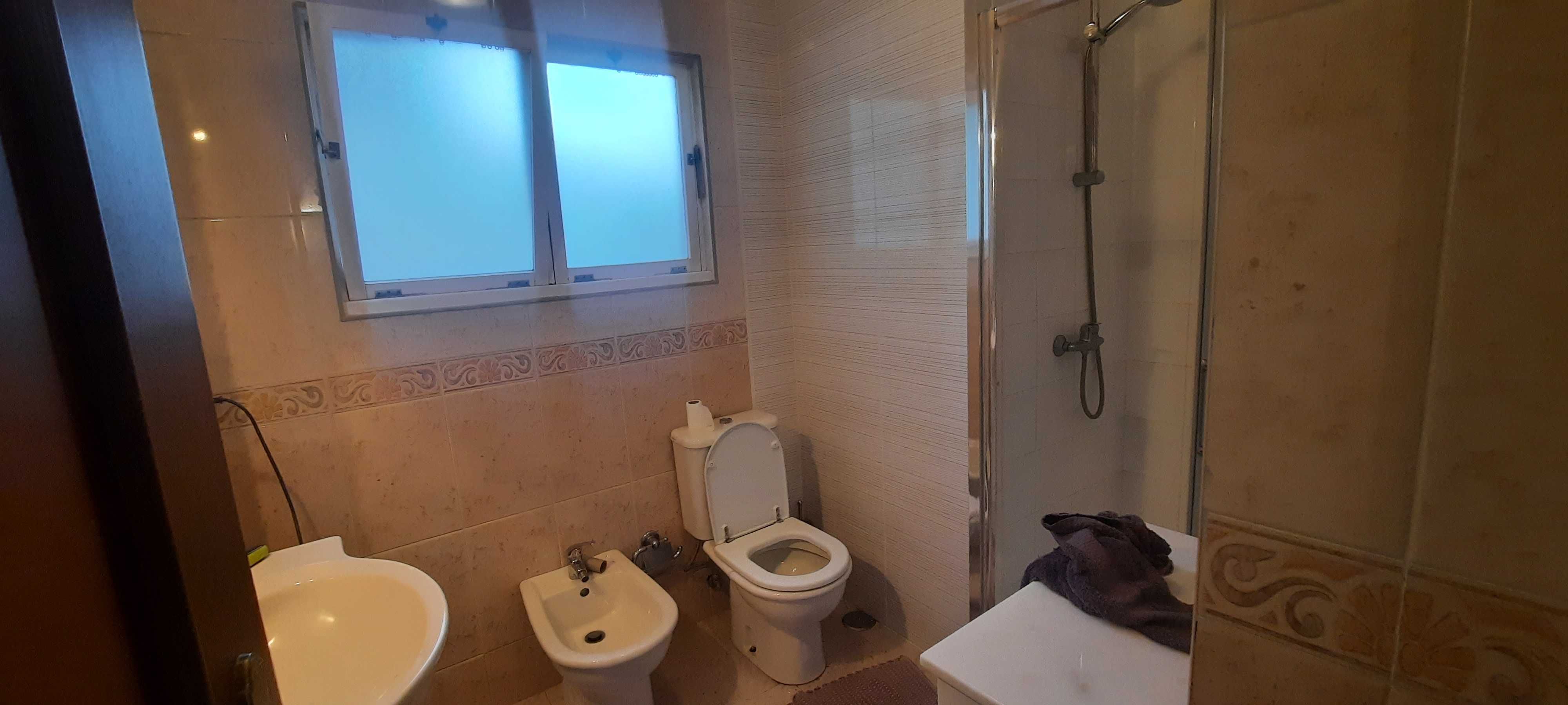 Quarto em apartamento equipado