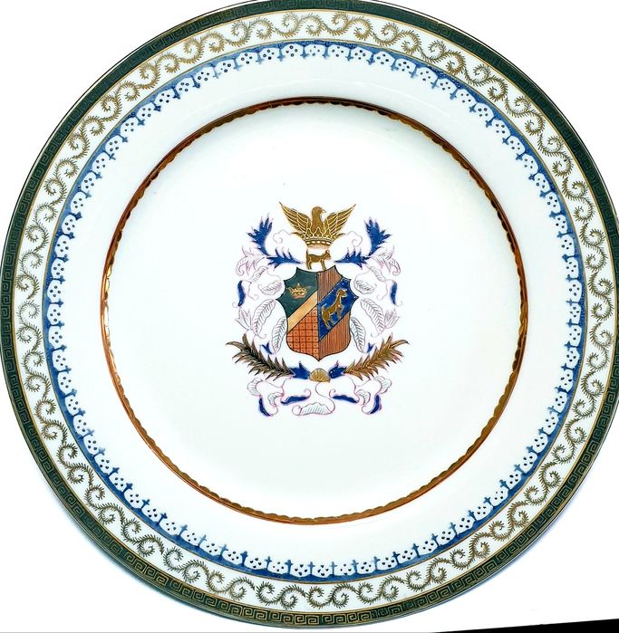 Raro prato brasonado em porcelana vintage de Macau