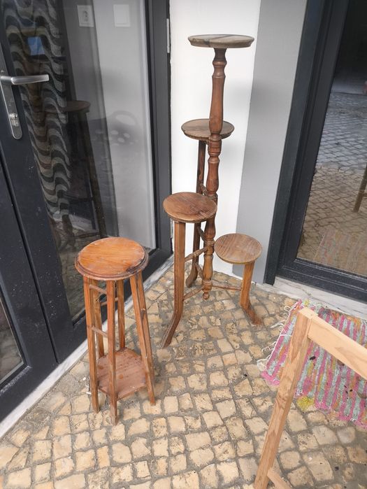 Suporte em madeira para vasos