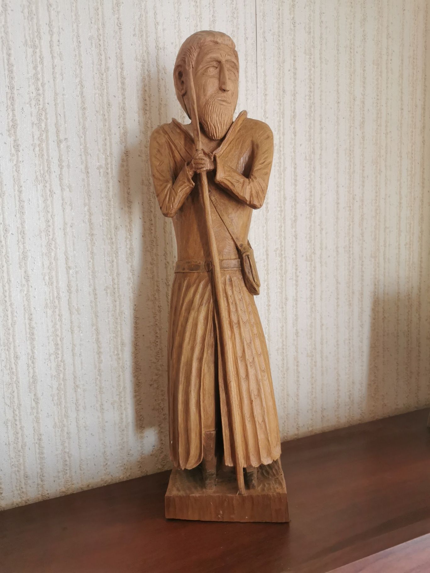 Rzeźba w drewnie, figura wędrowca z drewna