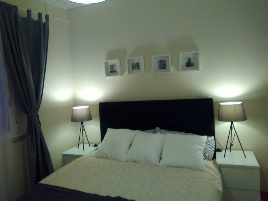 Quarto mobiliado com varanda e ar-condicionado na  Amora.