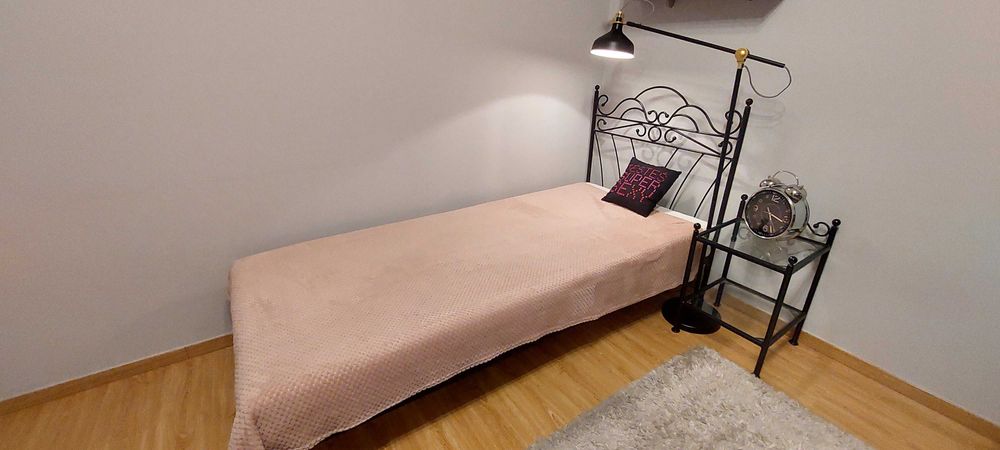 Sprzedam metalowe łózko z materacem  w super stanie jak nowe