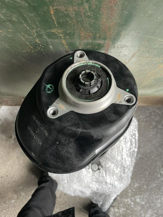 Пневмоамортизатор передній і задній на BMW X7.  Права сторона.