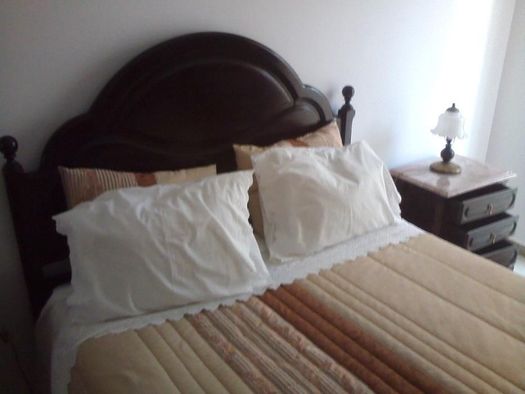 Cama de casal em madeira. Apenas cama.