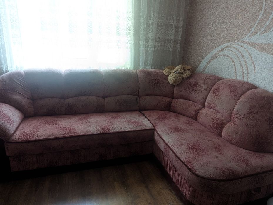 Кутовий диван для вітальні