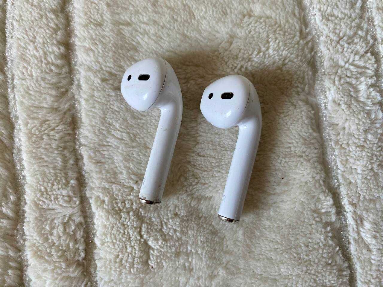 Кейс навушників Apple airpods case і два правих навушника