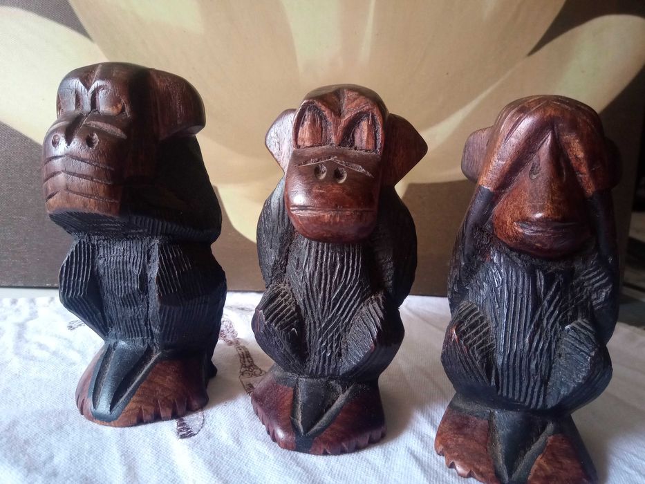 Três macacos sábios em madeira maciça