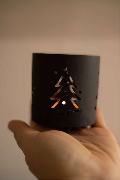 Świecznik metalowy z wzorem choinki