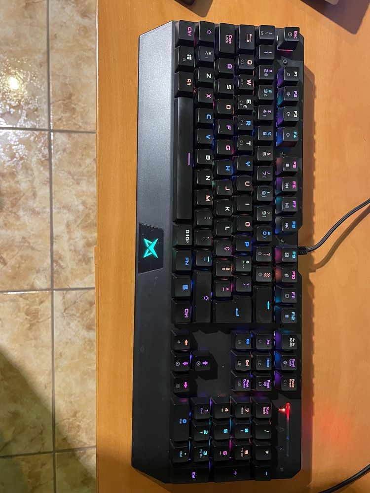 Teclado Matrics Blade Mech + Tapete gamer