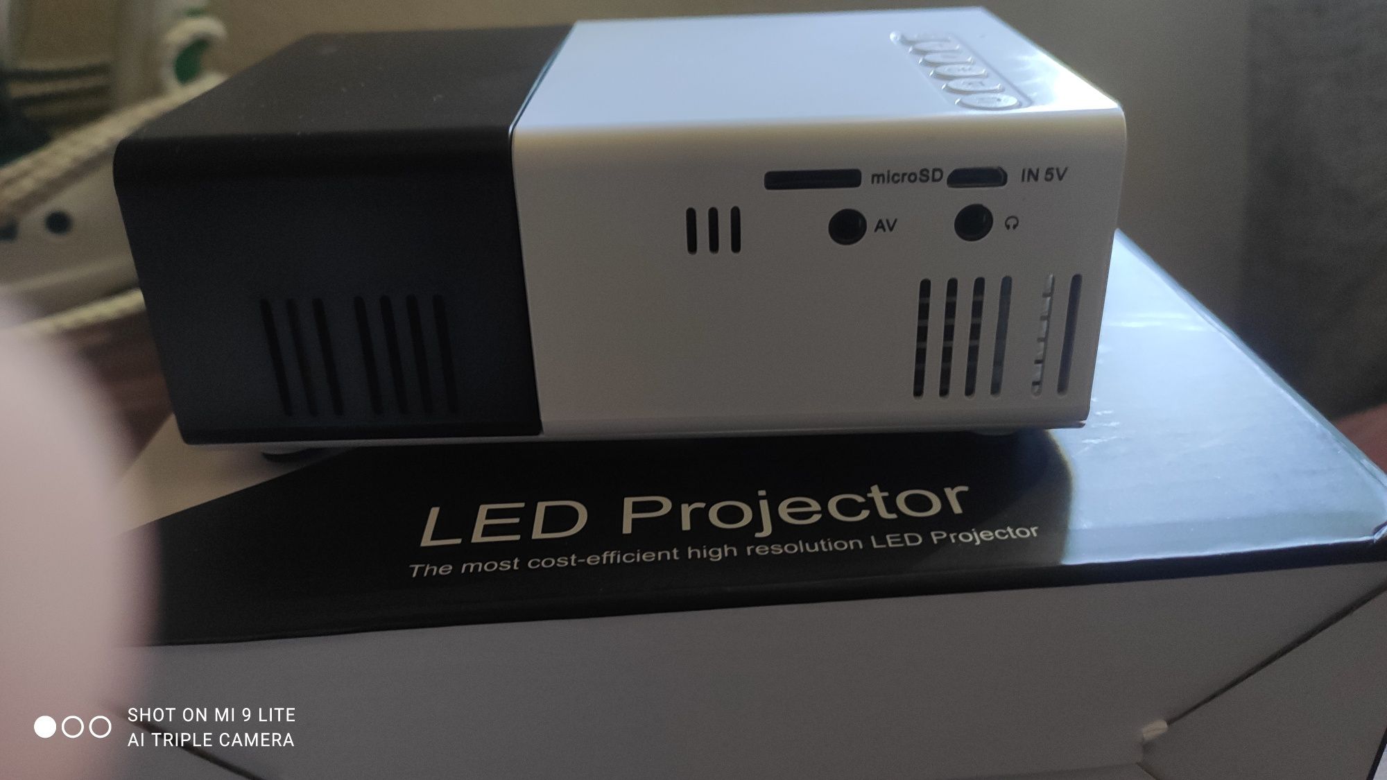 Vendo mini projetor com HDMI e pano branco para projetar