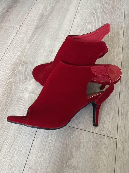 Buty na obcasie eleganckie czerowne szpilki zamszowe modne