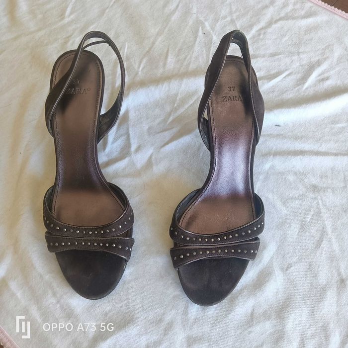 Botas e sandálias em bom estado