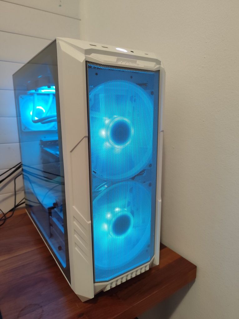 Computador completo pronto para uso.