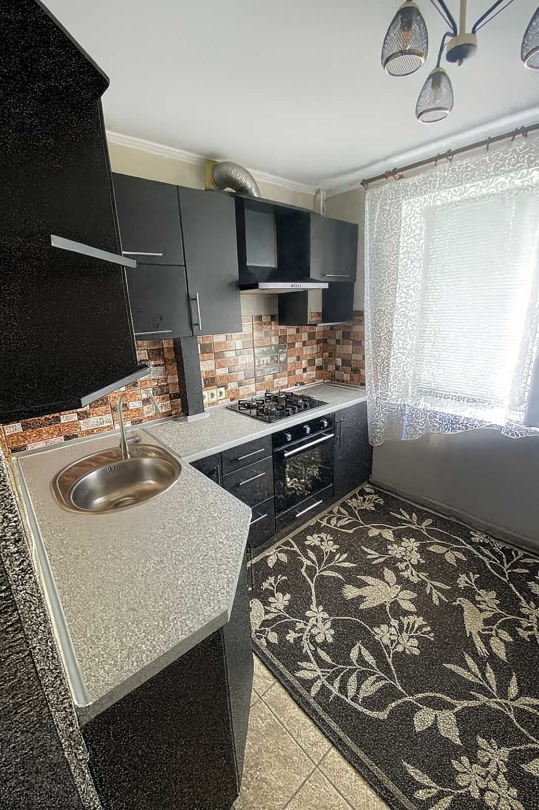 Продам 2 ком.кв на Шуменском 51 м.кв  кипичный дом 2эт.
