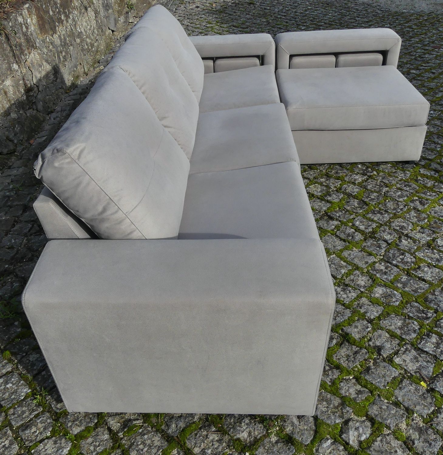 Sofá com chaise longue e 4 bancos