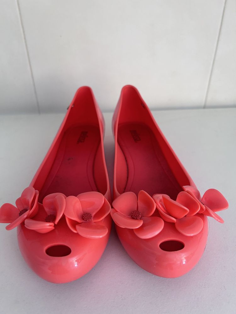 Melissas de cor coral