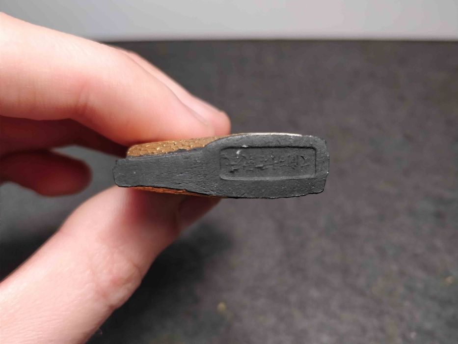 Stick de Tinta da China em Pedra . Forma de Pavão
