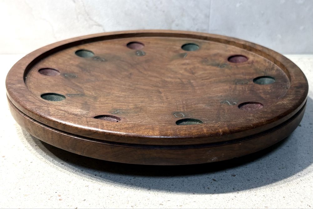 Antigo tabuleiro de um jogo Roleta em madeira exótica