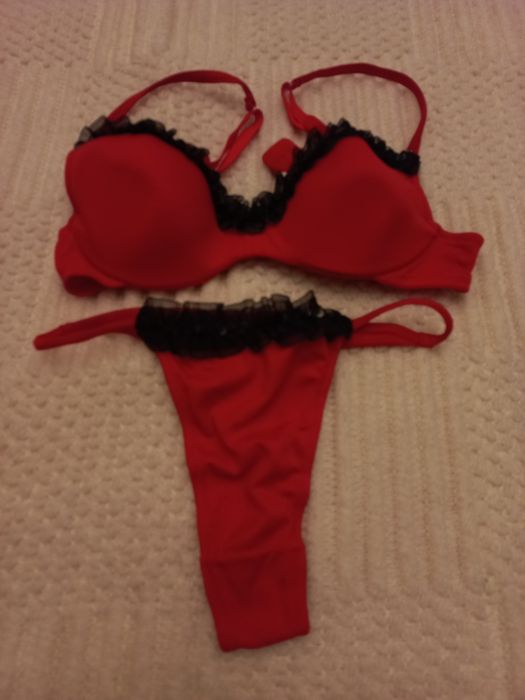 Conjunto novo soutien e tanga vermelhos com folho e lantejoulas pretos