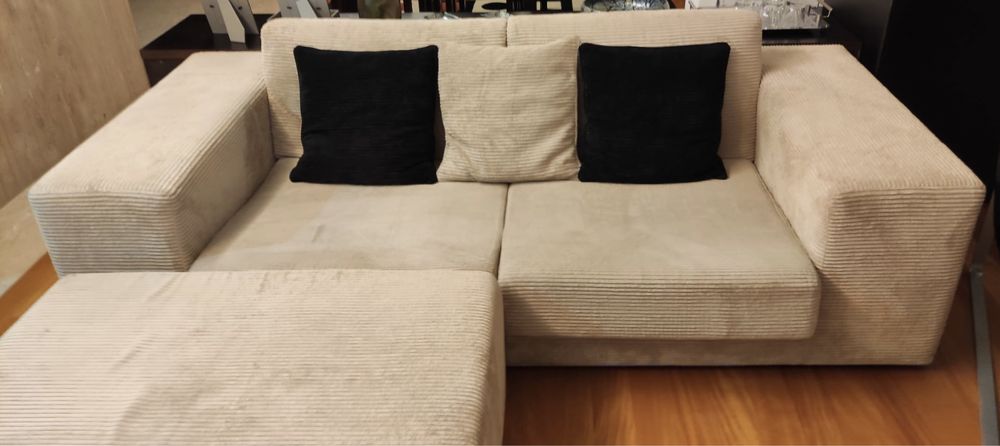 Sofá com Puf/Mesa de apoio
