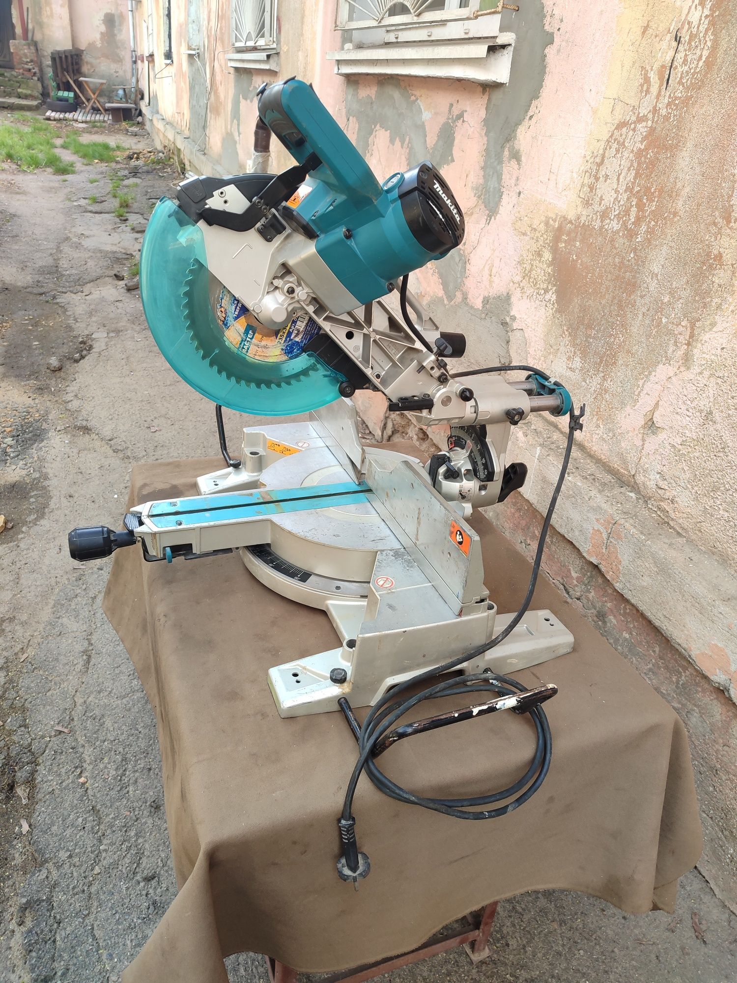 Торцовочная пила                             Makita  LS 1016.
