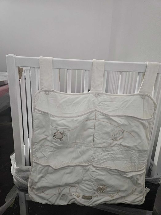 Berço branco com rodas