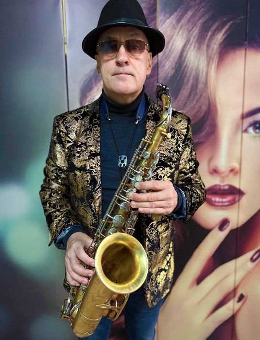 Музикант саксофоніст у місті Кременчук