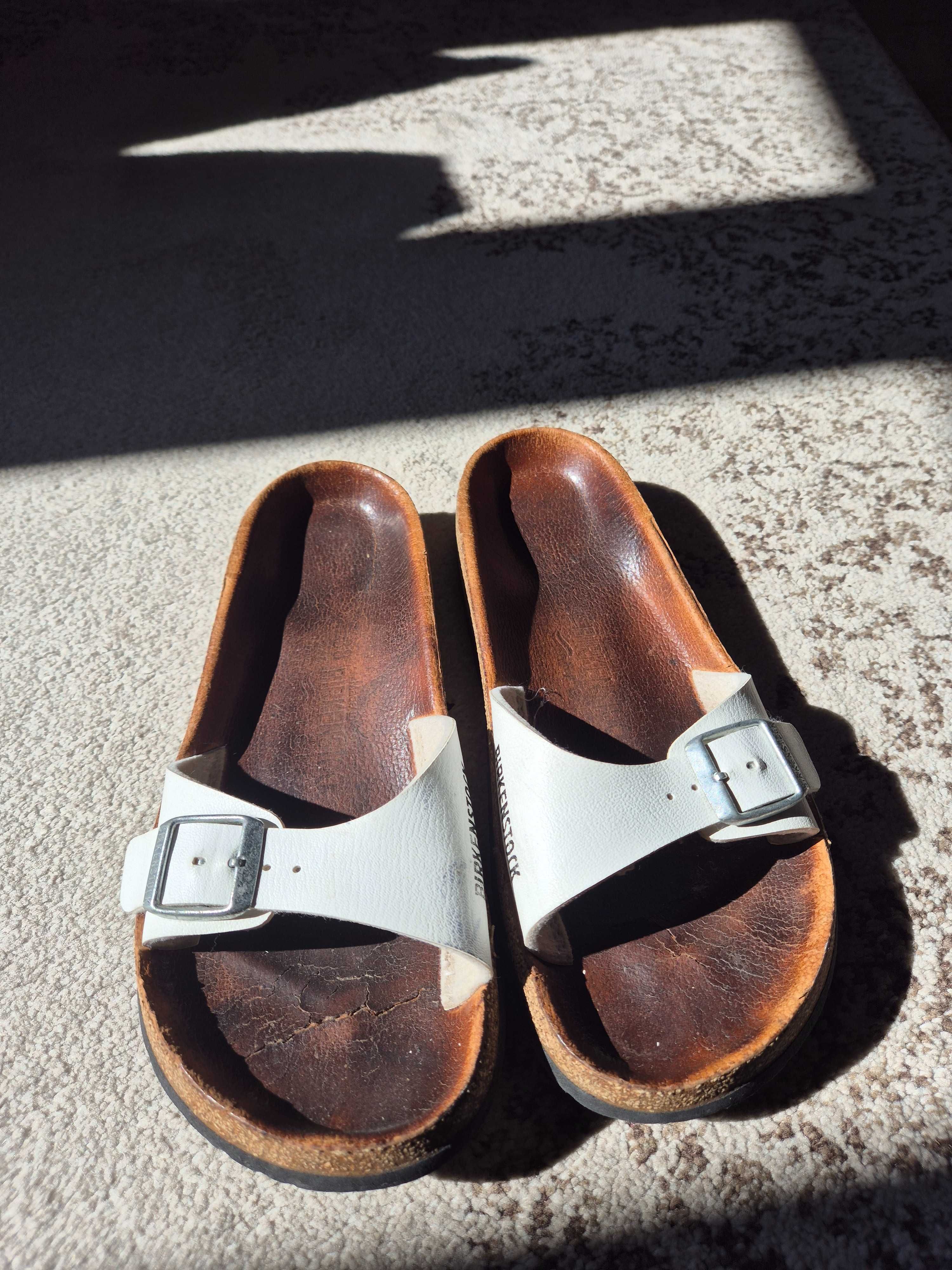 Białe klapki Birkenstock skórzane 38 25 cm wkładka