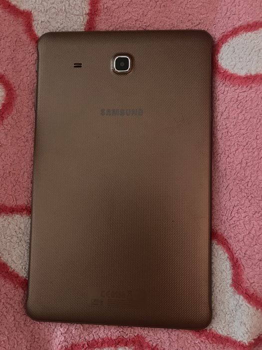 Планшет Samsung SM-T561