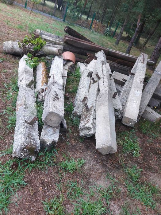 Słupki ogrodzeniowe drewniane jak podkłady kolejowe