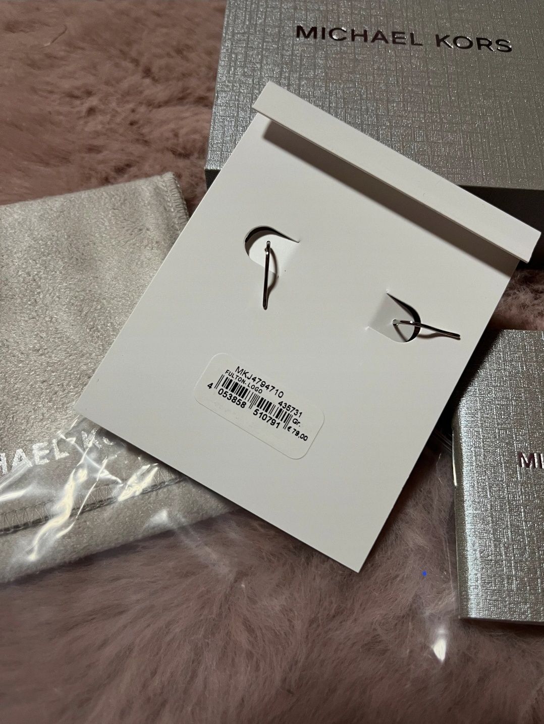 Michael Kors kolczyki wiszące kolor złoty z logo MK pudełko i woreczek