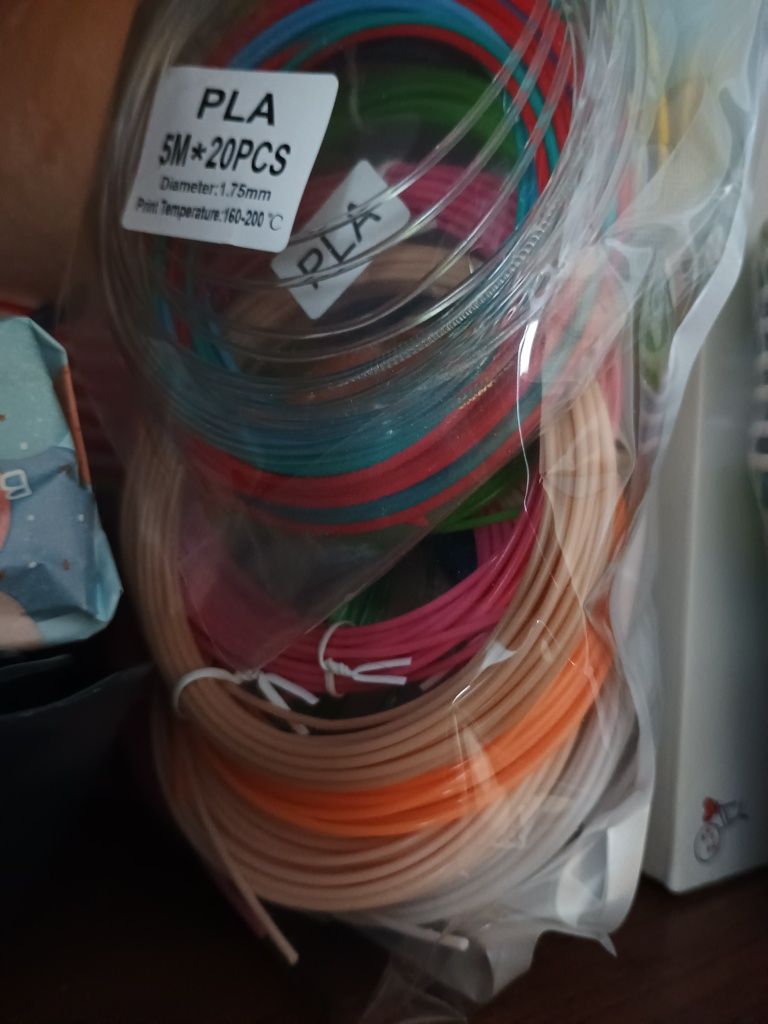 Nowy długopis 3 D Galaxia plus 110 m wkładów gratis.