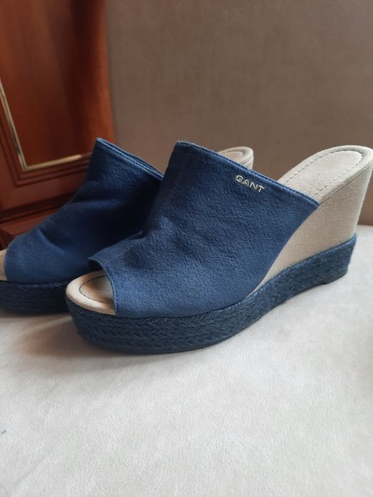 Klapki koturn Gant