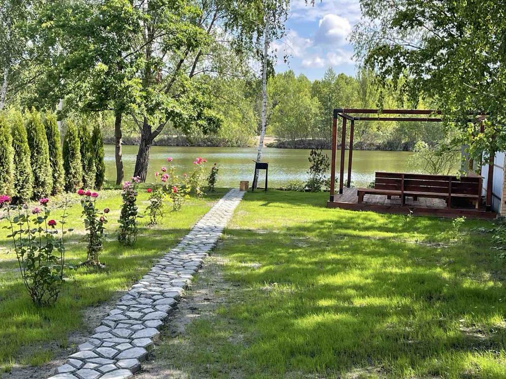 109 Будиночок з каміном на березі озера