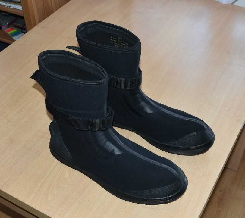 Buty Flex Sole do suchego skafandra.