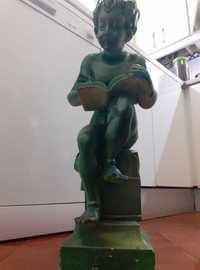 escultura menino verde