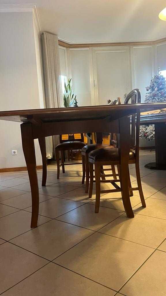 Mesa extensível de madeira com 6 cadeiras