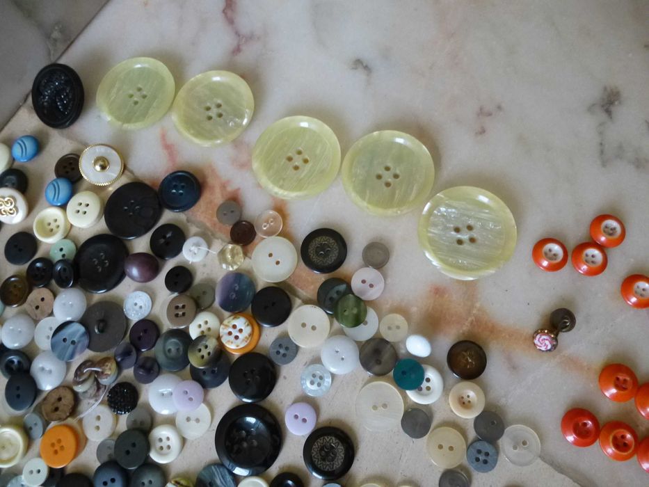 Lote de botões , antigos e recentes