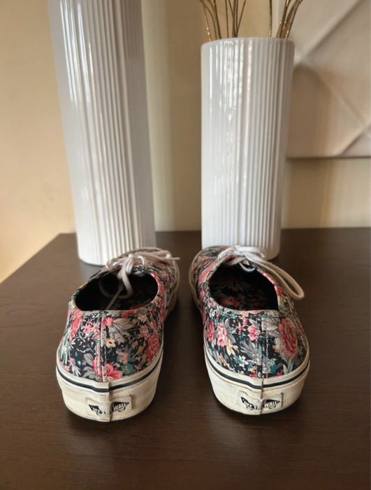 Vans com padrão florido