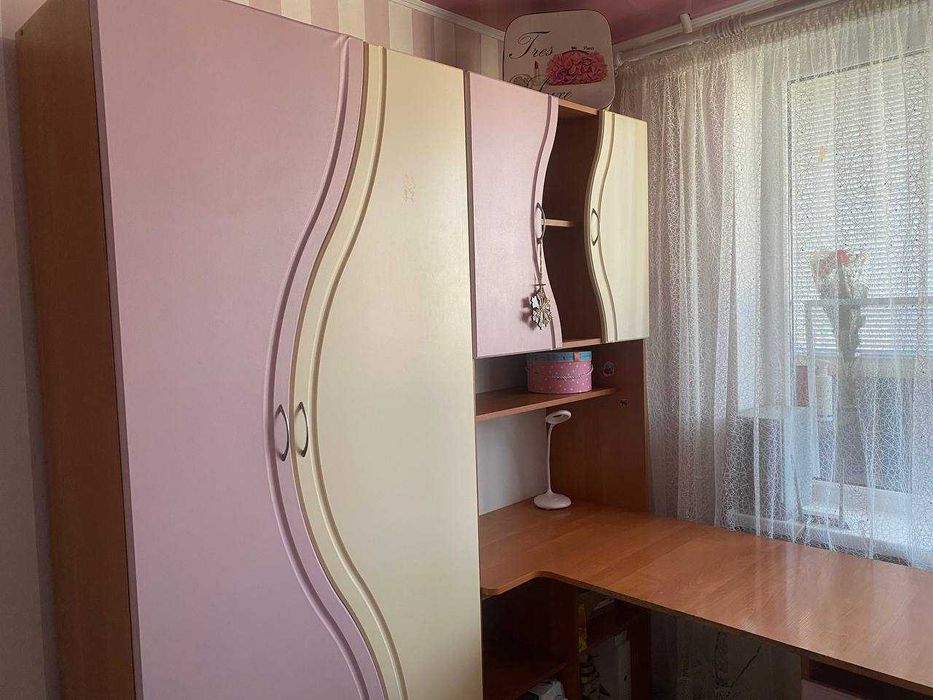 Меблі у дитячу кімнату.  Комп'ютерний стіл.  Куточок школяра.