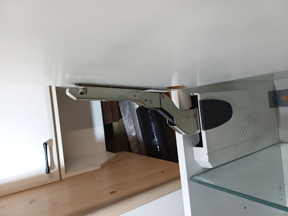 Biała  szafka ze szklaną półką.Transport.