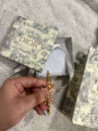um bracelete  Dior