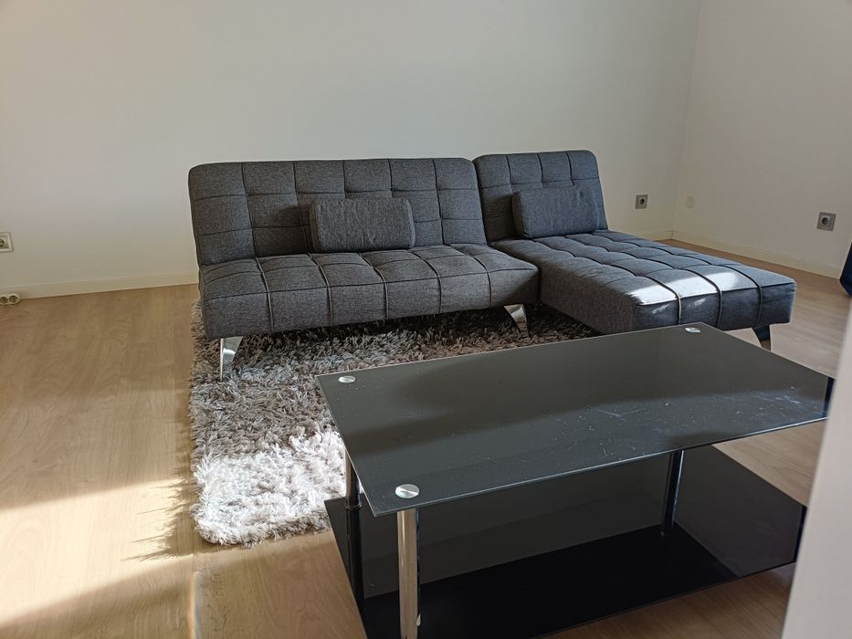 Sofá com carpete e mesa de centro 120€