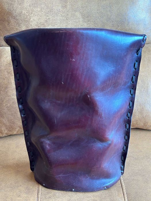 Cesto em couro castanho