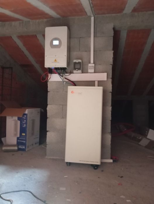 8 Painéis fotovoltaicos 61pw com bateria de 16 kWh